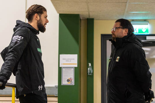 Robin Simovic i samtal med tränare Joakim Persson