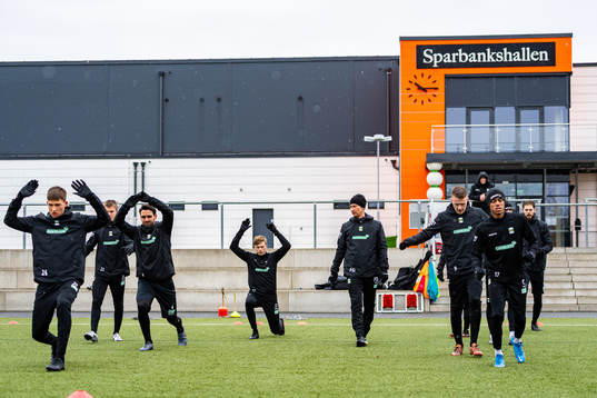 Assisterande tränare Fredrik Danielsson leder en övning