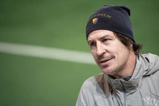 Tränare Thomas Lagerlöf blir intervjuad