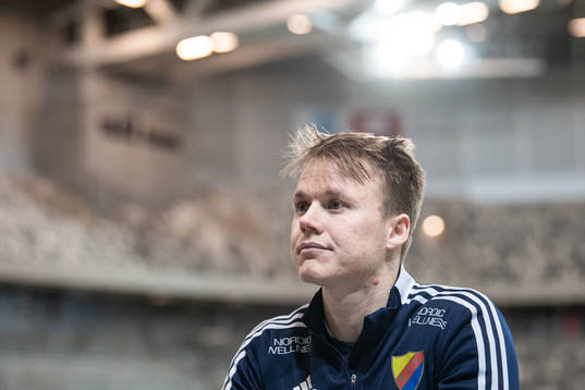Elliot Käck blir intervjuad