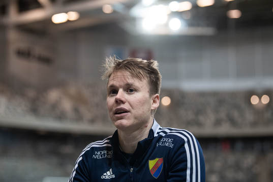 Elliot Käck blir intervjuad