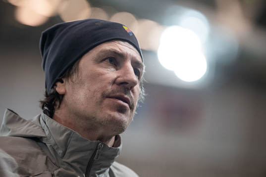 Tränare Thomas Lagerlöf blir intervjuad