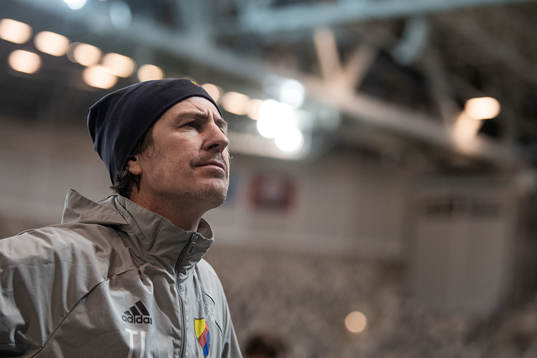 Tränare Thomas Lagerlöf blir intervjuad