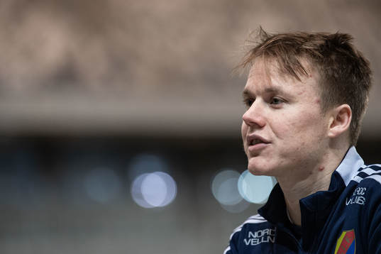 Elliot Käck blir intervjuad