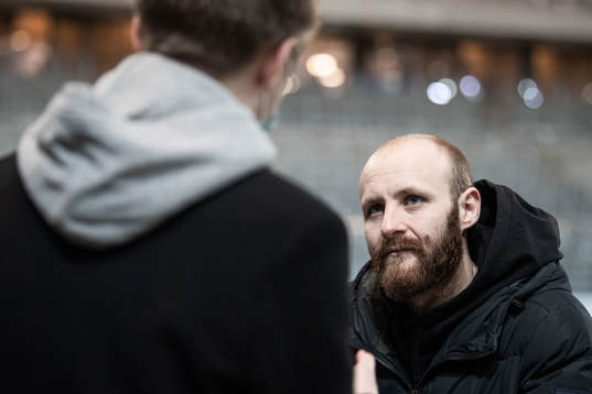 Curtis Edwards blir intervjuad