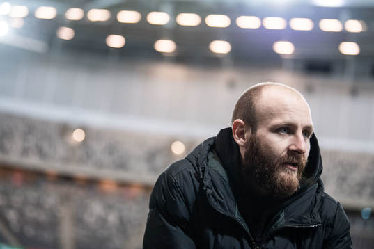 Curtis Edwards blir intervjuad