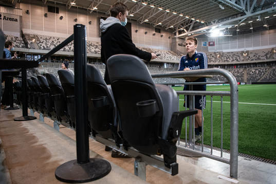 Elliot Käck blir intervjuad
