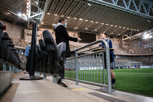 Elliot Käck blir intervjuad