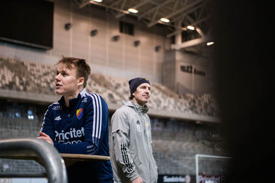 Elliot Käck och tränare Thomas Lagerlöf blir intervjuad