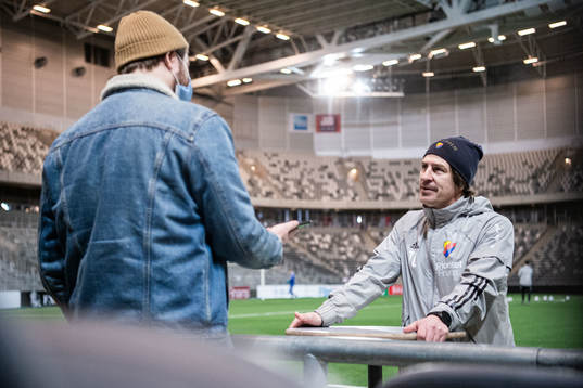 Tränare Thomas Lagerlöf blir intervjuad
