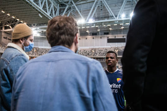 Peter McGregor blir intervjuad