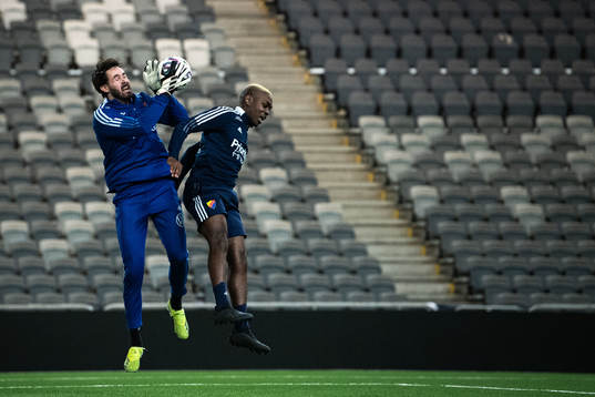 Målvakt Tommi Vaiho och Joel Asoro