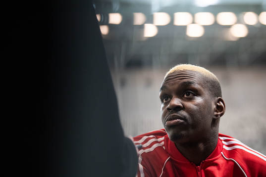 Joel Asoro blir intervjuad