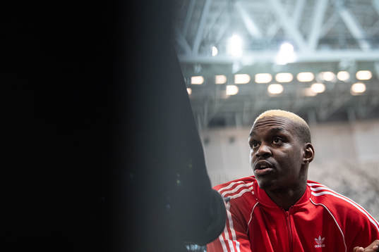 Joel Asoro blir intervjuad