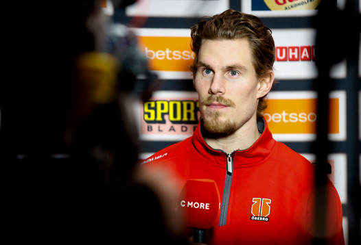 Örebros Emil Larsson blir intervjuad
