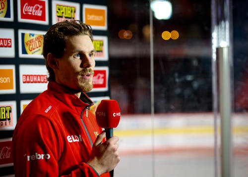 Örebros Emil Larsson blir intervjuad