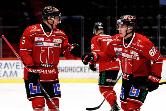 Örebros Gustav Backström och Robert Leino jublar