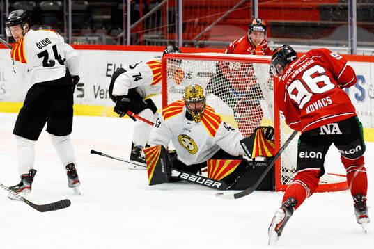 Örebros Robin Kovacs gör 2-0 bakom Brynäs målvakt