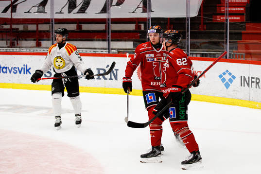 Örebros Robin Kovacs och Robert Leino jublar