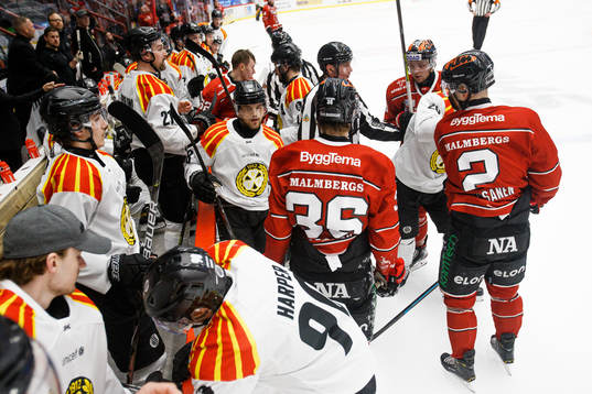 Bråk mellan Brynäs Jaedon Descheneau och  Örebros Robert