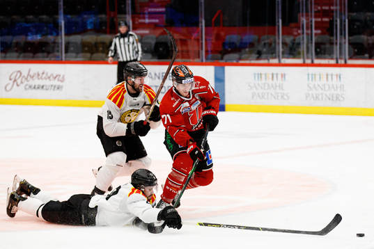 Brynäs Oula Palve och Simon Bertilsson försvarar mot