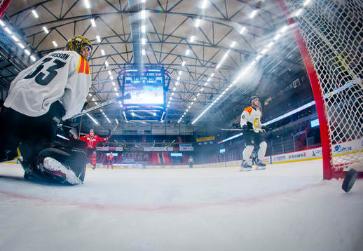 Örebros Rodrigo Abols jublar vid 3-2 och Brynäs målvakt