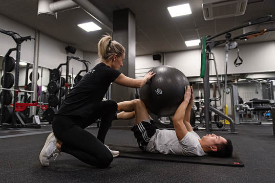 Häckens Emma Kullberg instruerar Joel Fält