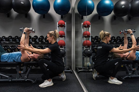 Häckens Emma Kullberg instruerar Malin Lindelöf