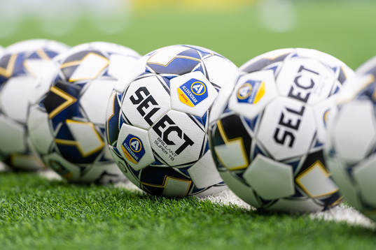 Fotbollar ligger på gräsmattan