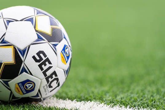 En fotboll ligger på gräsmattan