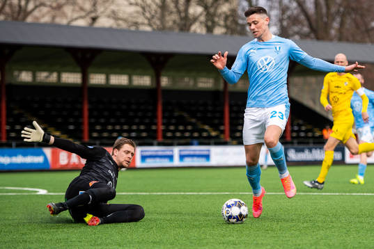 Halmstads målvakt Malkolm Nilsson Säfqvist och Malmö FFs