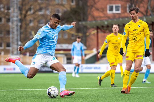 Malmö FFs Amin Sarr och Halmstads Dusan Djuric