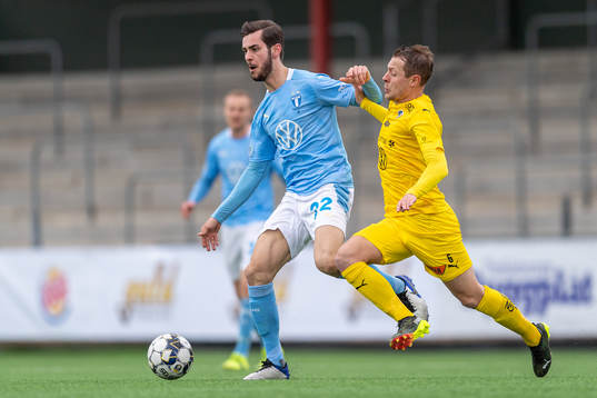 Malmö FFs Adi Nalic mot Halmstads Joel Allansson