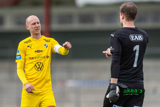 Halmstads Andreas Johansson och målvakt Malkolm Nilsson