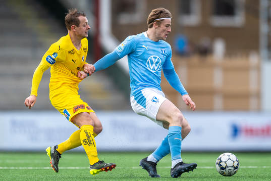 Malmö FFs Markus Björkqvist jagas av Halmstads Joel