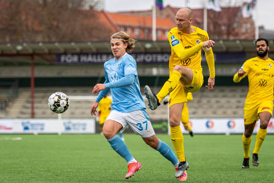Malmö FFs Sebastian Nanasi mot Halmstads Andreas Johansson
