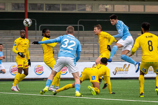 Malmö FFs Anel Ahmedhodzic med nick mot mål