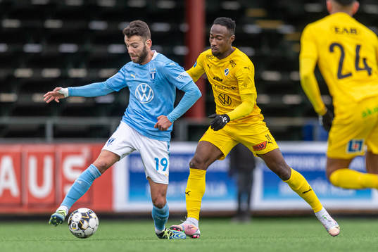 Malmö FFs Erdal Rakip mot Halmstads Sadat Karim
