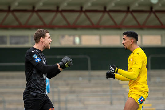 Halmstads målvakt Malkolm Nilsson Säfqvist och  Amir