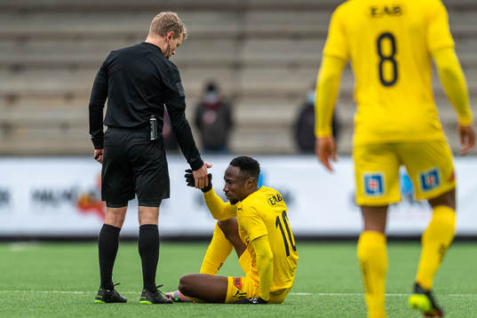 domare Fredrik Klitte hjälper Halmstads Sadat Karim