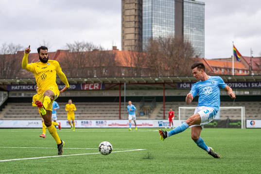 Halmstads Phil Ofosu-Ayeh och Malmö FFs Jonas Knudsen
