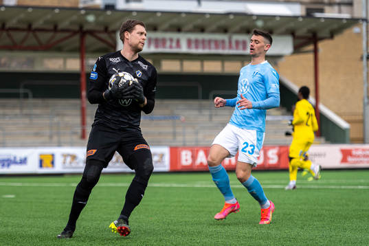 Halmstads målvakt Malkolm Nilsson Säfqvist och Malmö FFs