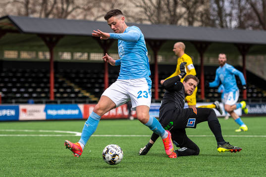 Malmö FFs Marcus Antonsson tar sig förbi Halmstads