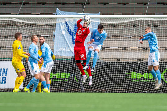 Malmö FFs målvakt Marko Johansson med en räddning