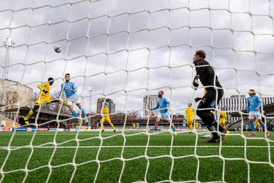 Malmö FFs Erdal Rakip (t.v) med en nick mot mål