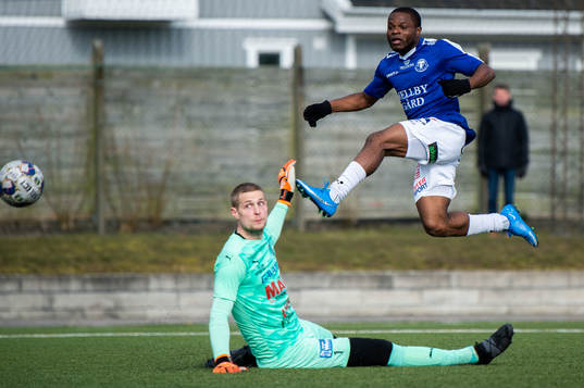 Trelleborgs Henry Offia gör mål bakom Löddes målvakt