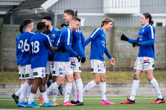 Trelleborgs Niklas Vesterlund jublar med lagkamrater