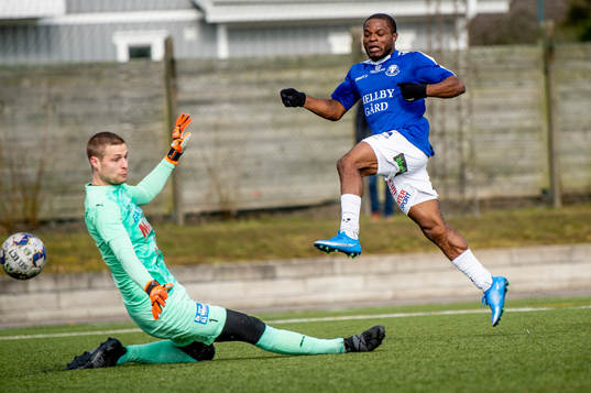 Trelleborgs Henry Offia gör 1-0 på Löddes målvakt