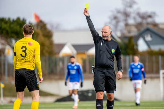Löddes Ruben Grönevik får gult kort