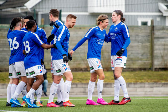 Trelleborgs Niklas Vesterlund jublar med lagkamraterna
